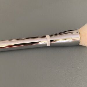 NEW IT Cosmetics Heavenly Skin Skin-Smoothing Complexion Brush #704